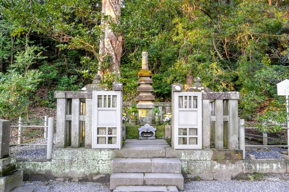 源頼朝の墓（法華堂跡）