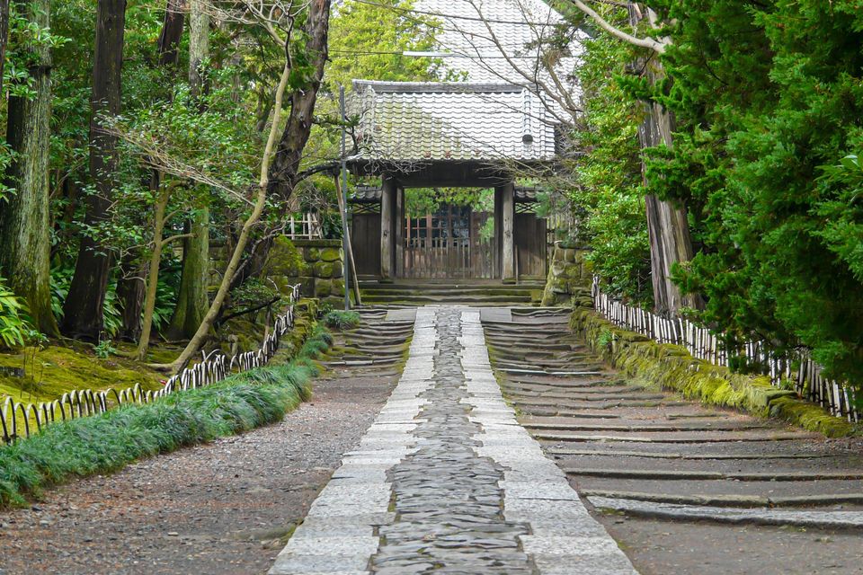 寿福寺の参道と中門