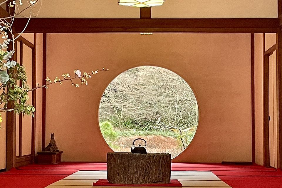 明月院の丸窓「悟りの窓」