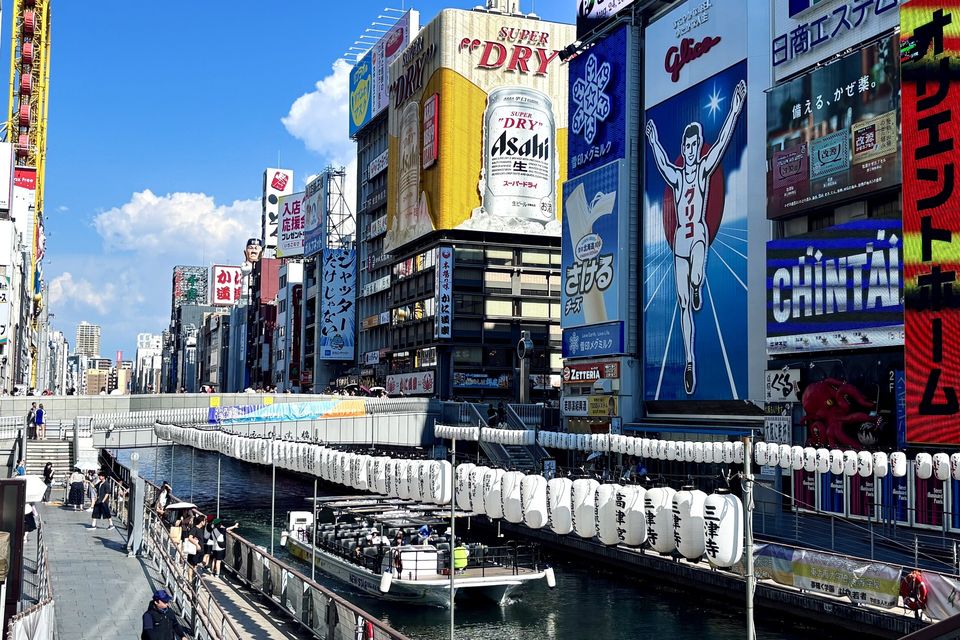 道頓堀川と川沿いの遊歩道