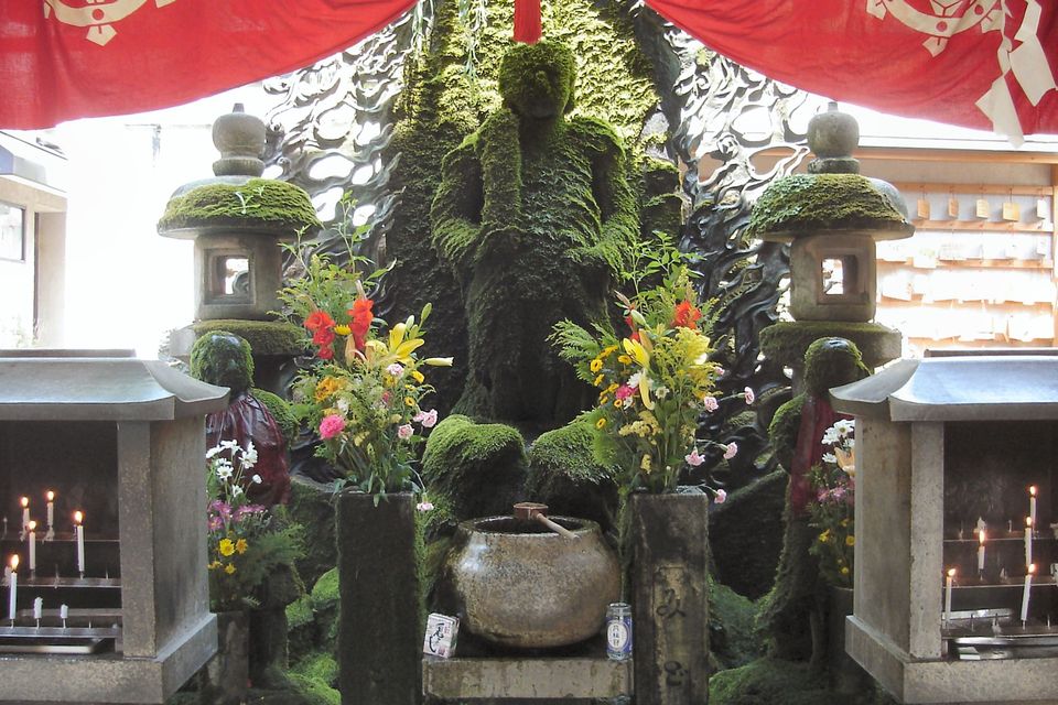 苔むした法善寺の水掛不動