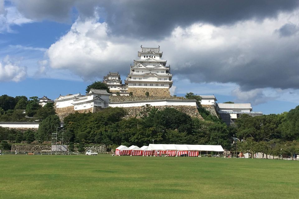三の丸広場から見る天守